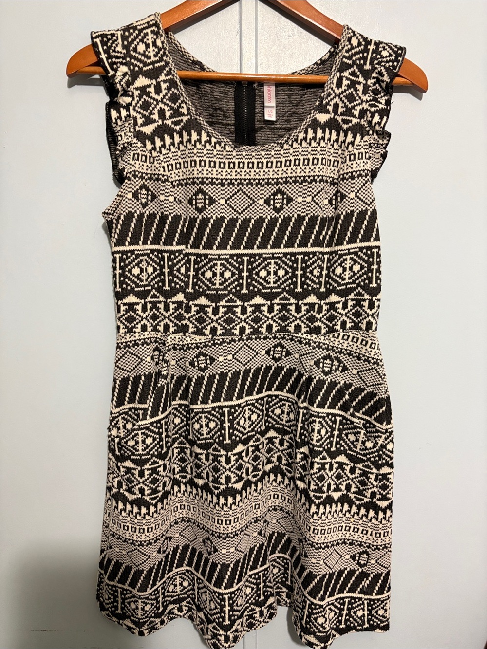 Black and Cream Patterned Sleeveless Knit Dress with Pockets